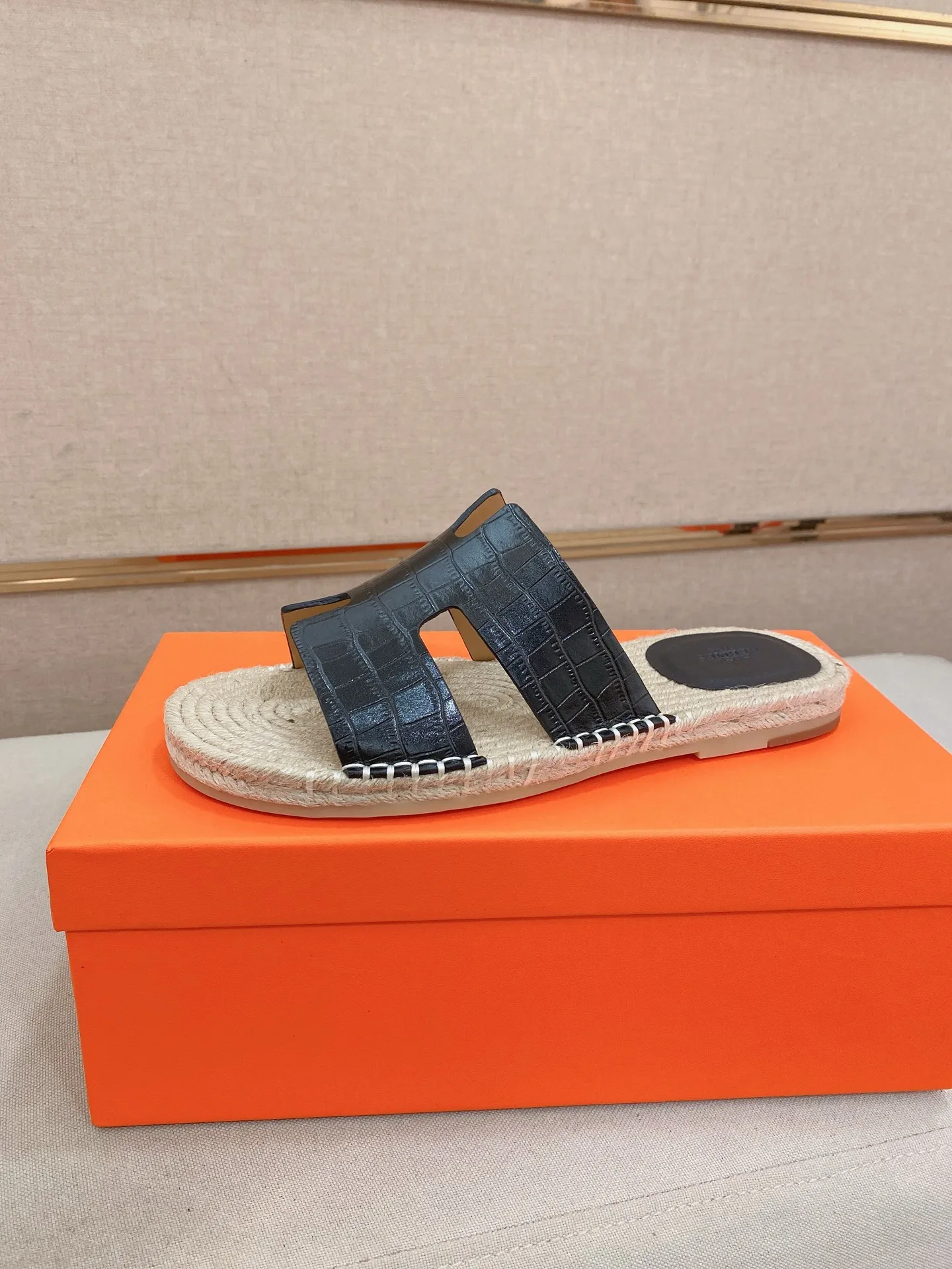 Factory price: 340💰high-end version. "HERMES" Hermès 💁♂️Men's casual slippers, compare the quality at the counter🧚🏿♂️ The upper is made of cowhide leather 🐊crocodile pattern workmanship, purely hand-drawn, raw rubber breathable and non-slip outsole, the inner is breathable and comfortable lambskin, the density is 100% comfortable, the original rubber outsole is wear-resistant and has a code number of 38-44. Can be customized 45-46-47💥🏆